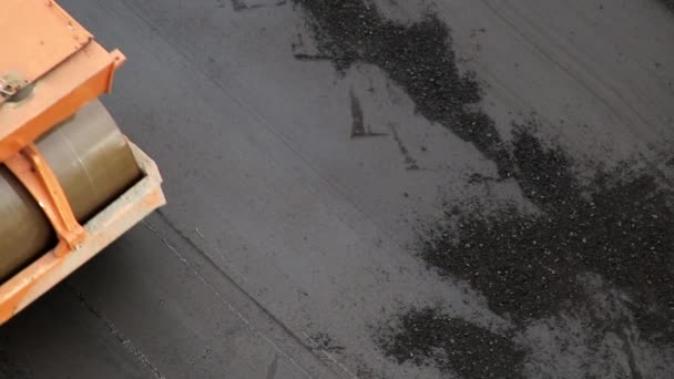 Straßenwalzen rollen frisch verlegten Asphalt auf die Straße, Hintergrund, Nahaufnahme, Industrie — Stockvideo