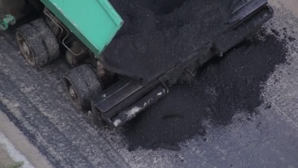 Paver accumula nuovo asfalto, riparazione stradale. Macchine stradali esegue lavori di pavimentazione su nuovi asfalto, industria — Video Stock