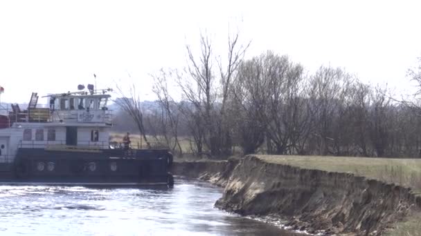 Velho navio de barcaça flutuando no rio, fundo, indústria, primavera — Vídeo de Stock