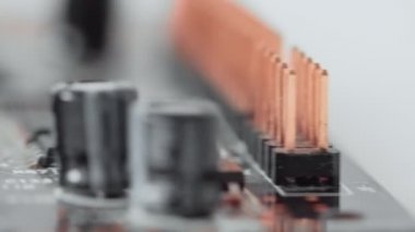 Elektrik bileşenleri, elektrolitik kapasitörler, rezistörler, transistörler, entegre mikroçipler ve çiplerle basılmış devre kartı. Ses iç genişleme kartı makrosu, yüzey bağlanma teknolojisi