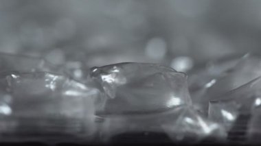 Parmak sıkışır, hava kabarcığı patlatır plastik ambalaj malzemesi, makro. Sinir sistemi konsepti. Dokunsal bir eğlence türüdür. Sakinleştirici etki. Zevk ver. Memnuniyet. Polietilen