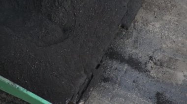 Paver yeni asfalt yığınları, yol onarımı. Yol makineleri yeni asfalt ve sanayi üzerinde asfalt çalışması gerçekleştiriyor
