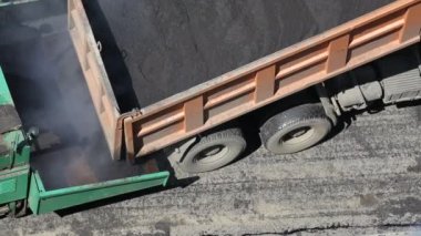 Çöp kamyonu kaldırıma sıcak asfalt döküyor, yol çalışmaları, endüstri..
