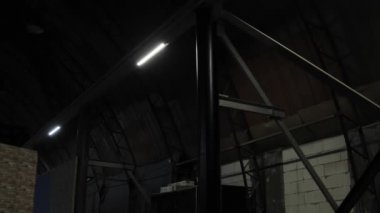 Metal kirişlerin üzerindeki lambalar kapatılıp penceresiz fabrika, hangar ve atölye bölümlerinin karanlık odasında açılır. Elektrik kesintisi, sanayi bölgesinde ağ kısa devre