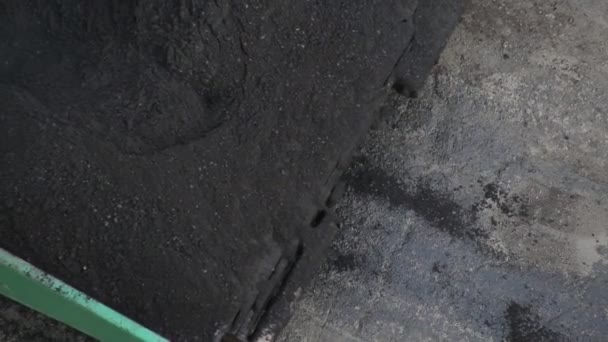 Pflastersteine stapeln neuen Asphalt, Straßenreparaturen. Straßenbaumaschinen führen Pflasterarbeiten auf neuem Asphalt aus, Industrie — Stockvideo