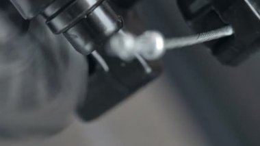 Bir kalibre fren sistemi ve bir bisiklet, arka plan, makro üzerinde metal fren diski