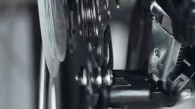 Dağ bisikleti MTB 'nin vites kolu, kasette zincir, arka raydan çıkarıcı. Hız değişimi, jokey tekerleği, üst makara. Cogset dişlileri üzerinde vites değiştir. Bisiklet zinciri sürücüsü işi. Makro yakın çekim