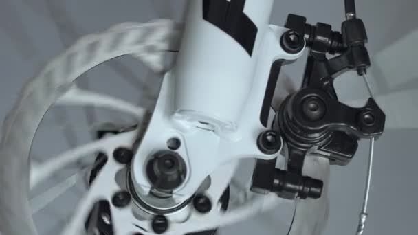 Remsysteem van een remklauw en een metalen remschijf op een fiets, achtergrond, macro — Stockvideo