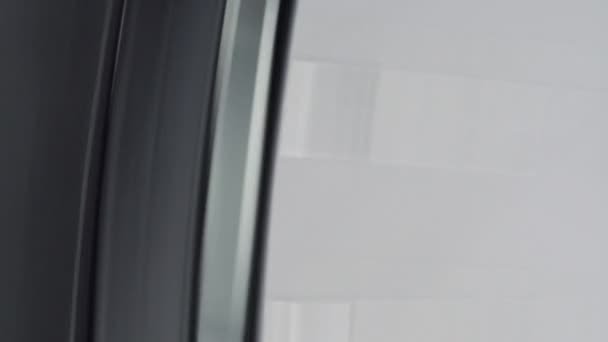 Ein Rad mit einem Geländereifen auf weißem Hintergrund drehen, Raum kopieren, Makro — Stockvideo