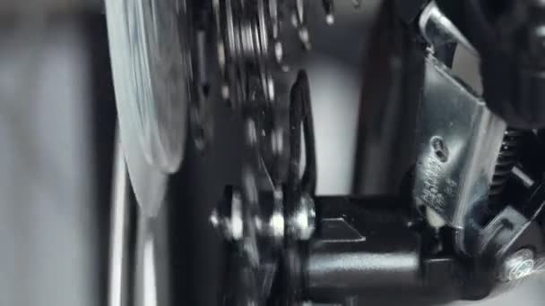 산악 자전거 MTB 의 기어 변속, 카세트로 체인 이동, 뒷부분. 속도의 변화, 기수 바퀴, 위쪽 도르래. 톱니바퀴를 톱니바퀴로 감는다. 자전거 체인 드라이브의 작업. 매크로 클로즈업 샷 — 비디오