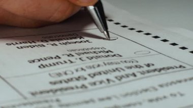 Birleşik Devletler başkanlık seçimlerinde Joe Biden 'a oy veren adam. Adam kağıt oy pusulasını dolduruyor. 2020 'de aday seçilir. ABD 'de genel oylama. Makro