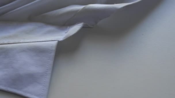 Col sale dans une chemise blanche, taches sales. Le concept de blanchiment et de lavage des vêtements avec de la poudre — Video