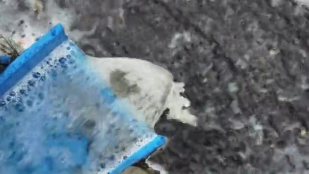 L'eau coule dans la gouttière de pluie en métal bleu. Les eaux usées du toit et de la rue s'écoulent dans l'égout, espace de copie pour le texte, gros plan — Video