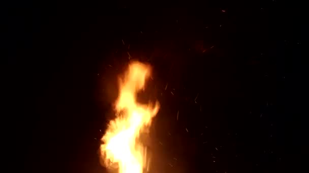Alevler ve kıvılcımlar siyah bir arka plandaki yangından geceleyin, dışarıda — Stok video