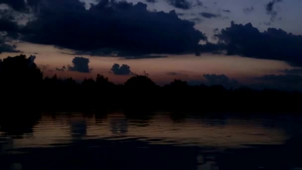 Temprano en la mañana en el río, las nubes flotan a través del cielo, la naturaleza, Fondo — Vídeos de Stock