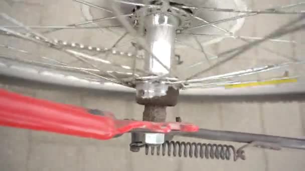 Piasta koła rowerowego i wirujące koło podczas jazdy, zbliżenie, na zewnątrz — Wideo stockowe