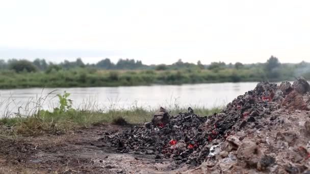 Fuoco ardente in natura sullo sfondo del fiume. Campeggio, turismo, relax — Video Stock