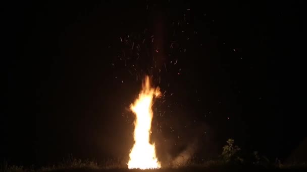 Groot kampvuur met vonken brandt tegen de achtergrond van de nachtelijke hemel, vakantie, kopieer ruimte voor tekst — Stockvideo