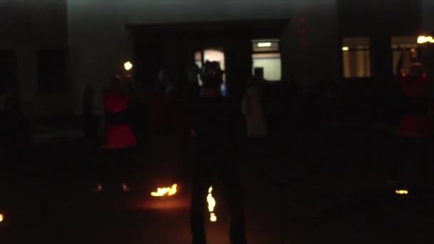 Άνθρωπος δείχνει επικίνδυνα κόλπα με φωτιά σε επίδειξη φωτιάς τη νύχτα, φόντο, αργή mo — Αρχείο Βίντεο