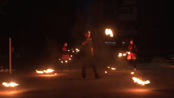 BOBRUISK, BELARUS 10.07.20: Piękne przedstawienie z pokazem ognia w nocy. Ludzie pokazują niebezpieczne sztuczki w zwolnionym tempie. — Wideo stockowe