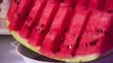 Bayram masasında kırmızı yaz meyveli karpuz. Festival masası için dekorasyon, tatlı olarak da karpuz dilimleri.