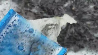 Su, mavi metal yağmur oluğundan akıyor. Çatıdan atık su ve cadde kanalizasyona akıyor, metin için boşluk kopyala, yakın çekim