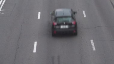 Arabalar asfalt karayolu boyunca gider, üst manzara. Yolcu trafiği, arkaplan, metin ve otoyol için kopyalama alanı