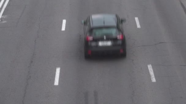 Samochody jadą wzdłuż autostrady asfaltowej, widok z góry. Ruch pasażerski, tło, kopia tekstu, autostrada — Wideo stockowe