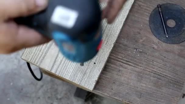 Muž vyvrtá díru do dřevěného panelu, aby udělal venkovské křeslo, zblízka. Ruční výroba, profesionální — Stock video
