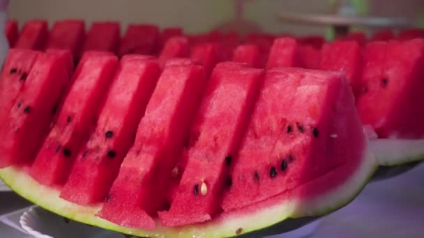 Melancia de frutas de verão vermelho na mesa festiva. Decoração para uma mesa festiva, fatias de melancia para sobremesa — Vídeo de Stock
