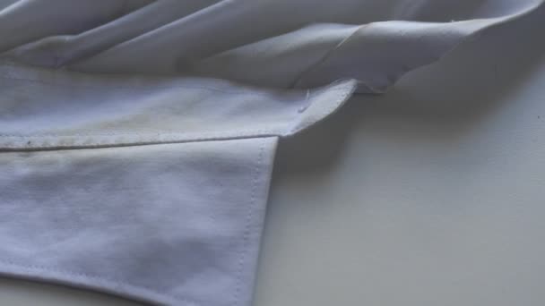 Kirli yakalı, beyaz gömlekli, kirli lekeli. Çamaşır yıkama ve çamaşır yıkama konsepti. — Stok video