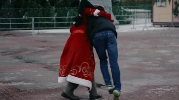Russe Ded Moroz comme un Père Noël se bat avec les passants sur la place centrale. Père Noël agressif et en colère. Nouvelle année concept. Action poignée de main. Se battre. Mauvais Père Noël — Video