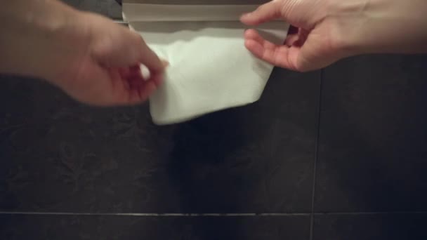 Een man veegt zijn handen af na het wassen met toiletpapier. Reinheid en hygiëne concept, close-up, eerste persoon — Stockvideo