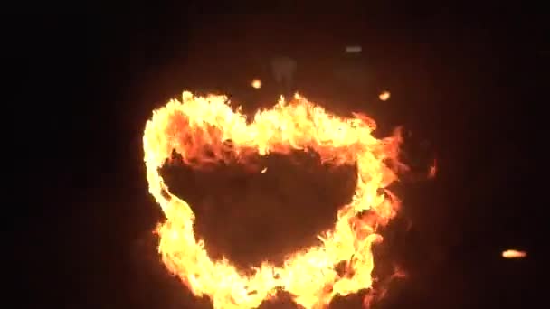 Brennendes Herz brennt nachts im Urlaub mit Feuer, Hintergrund, Zeitlupe — Stockvideo