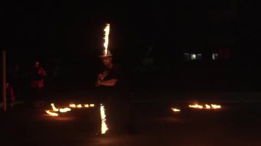 BOBRUISK, BELARUS 10.07.20: gece yangın gösterisi ile güzel performans. İnsanlar tehlikeli numaralar sergiliyor, ağır çekim.