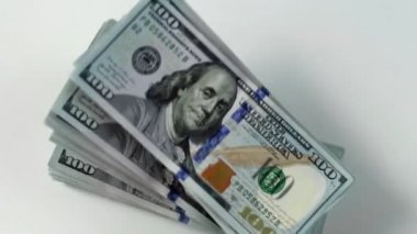 Bir tomar para. 100 Amerikan doları düşer. Nakit para. Finans ve yatırım konsepti. Yavaş ol. Döviz bürosu, 100 dolar. Amerika 'nın zengin iş ekonomisi. Franklinler faturalara bakar. İzole edilmiş