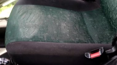Araba koltuğunu temizleme ve temizleme aracı ile yıkama, kuru temizleme.