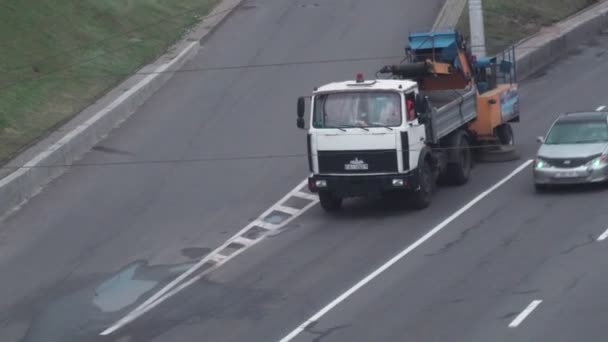 MINSK, BELARUS 30.07.20: Un camión especial limpia las calles de la ciudad de basura y arena — Vídeos de Stock