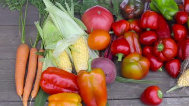 Tahta bir masadaki sebze bahçesinden sonbahar hasadı. Sebze, domates, havuç, biber, doğal vitaminler..