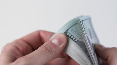CU 100 Amerikan doları destesini sayıyor. Nakit para. Yozlaşma ve rüşvet konsepti. 100 'lük banknotların döviz değişimi. Finans, yatırım. Zengin iş ekonomisi. Boşluğu kopyala