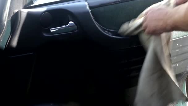 Чоловік миє та чистить оббивку на дверях автомобіля, хімчистка автомобіля, інтер'єр — стокове відео