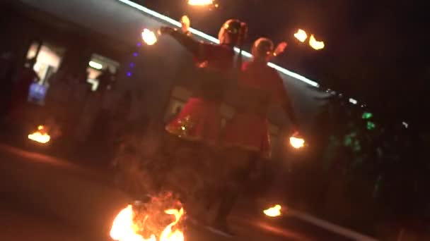 Demonstracja z ogniem, pokaz ognia. Dziewczyny z ogniem w rękach pokazują sztuczki, tło, zwolnione tempo — Wideo stockowe