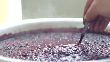 Bir kaşık yaban mersini reçeli ile karıştır. Yabanmersininden reçel yapmak, reçel
