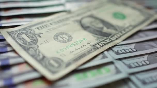 Κλείσιμο ένα παλιό στυλ αμερικανικό δολάριο είναι σε πολλά νέα εκατοδόλαρα. Χρήματα, χαρτονομίσματα. Χρηματοοικονομική και επενδυτική έννοια. Πλούσια επιχειρηματική οικονομία των ΗΠΑ. Συνάλλαγμα. Σλάιντερ ντόλι. — Αρχείο Βίντεο