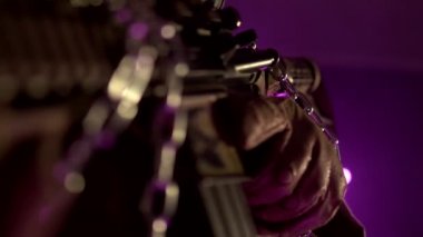 Modern silah tüfeği metal bir zincir ile sıkılmış, yakın plan, arka plan. Düşmanlık kavramı ve savaşın sonucuna ilişkin yasaklar, rehineler. Yavaş çekim