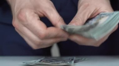 Zaman ayarlayıcısı 100 Amerikan dolarını sayıyor. Nakit para. Yozlaşma ve rüşvet konsepti. Yatırım ve Finans. 100 'lük banknotların döviz değişimi. Üst Manzara. Zengin iş ekonomisi