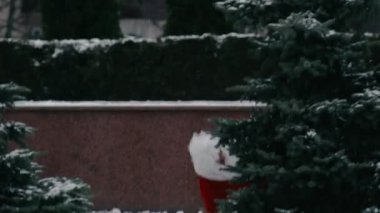 Rus Ded Moroz kostümü giymiş bir animatör. Central Meydanı 'ndan geçen bir Noel Baba gibi. Saldırgan ve öfkeli Noel Baba. Yeni yıl konsepti. Hareketli el sıkışma vuruşu. Kötü Noel Baba