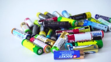 BOBRUISK, BELARUS 10.08.2020: Birçok çok renkli batarya AA ve AAAA beyaz arka plan, yakın plan. Metin için alanı kopyala