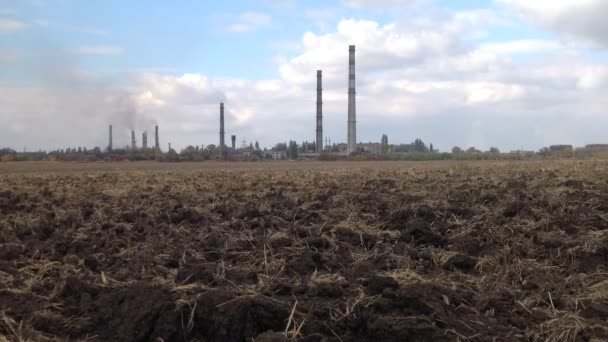 Fabrik in der Nähe des Feldes. Zeitraffer — Stockvideo