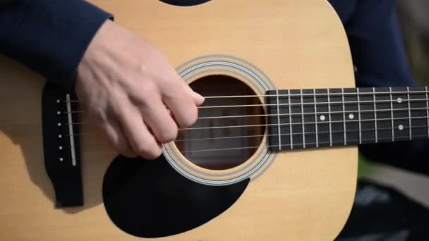 Uomo che suona la chitarra da vicino — Video Stock